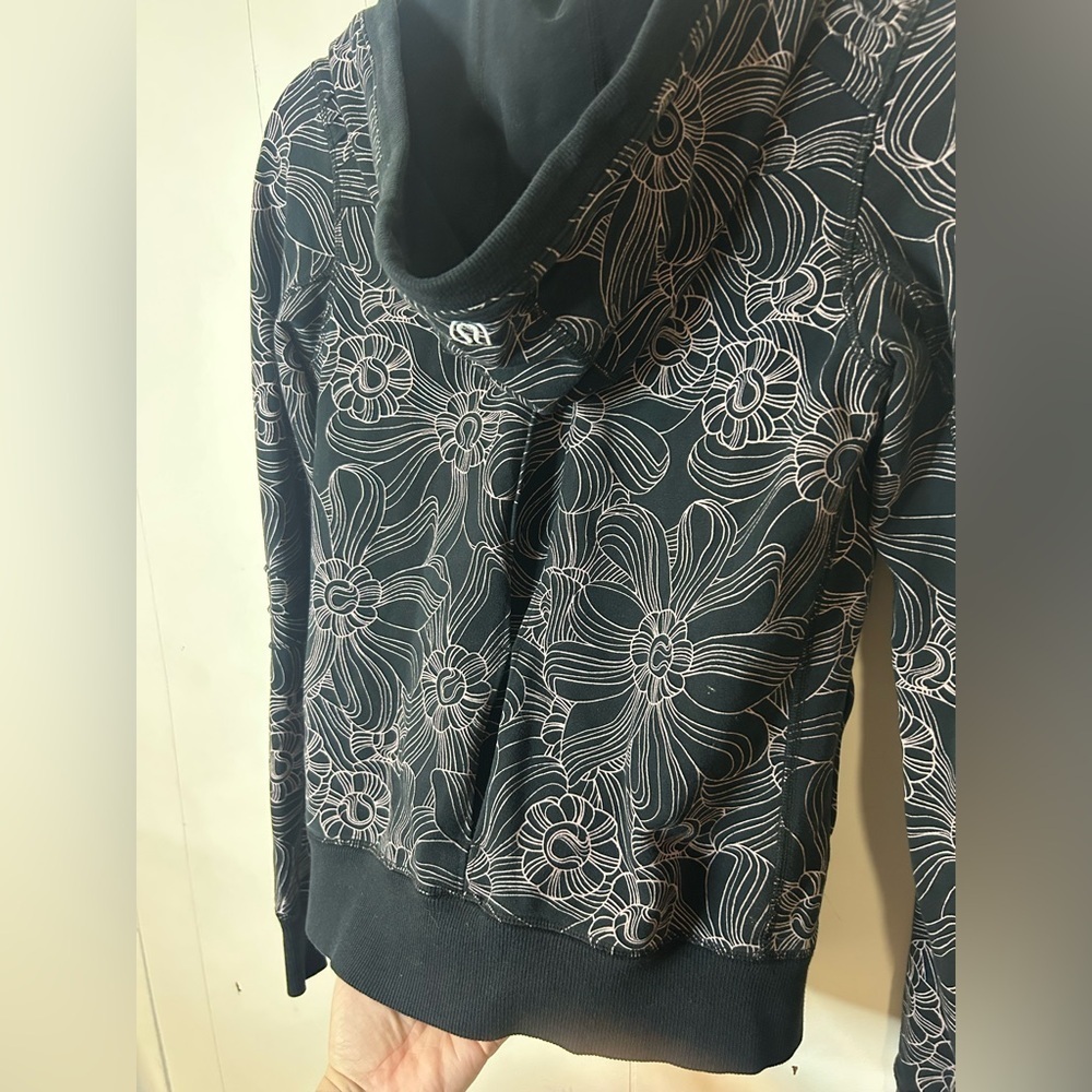 Lululemon size dot 2, Black Long Sleeve Full Zip Hooded floral Jacket - Picture 10 of 10